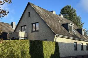 Kleines Zinshaus ( 4 Wohneinheiten ), Hamburg-Niendorf mit 2 Garagen und 7 PKW-Stellplätzen