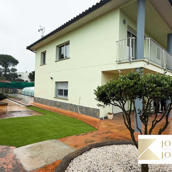 FLACHES EINFAMILIENHAUS MIT 4 SCHLAFZIMMERN UND POOL IN CALDES DE MALAVELLA