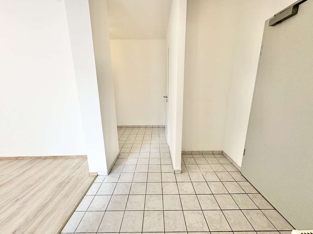 Immobilie in Schwalbach - Helle 2-Zimmer-Wohnung mit zwei Balkonen in zentraler Lage von Schwalbach - für Eigennutzer & Kapita - Bild 3