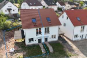 Wohnglück auf drei Etagen – stilvolle Doppelhaushälfte mit Weitblick in Steinau an der Straße – Die vollständige Adresse der Immobilie erhältst du vom Anbieter., 36396 Steinau an der Straße – Vorschaubild 1