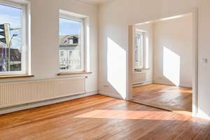 Lichtdurchflutete 4,5-Zimmer-Wohnung | Hochwertig kernsaniert | Echtholzböden | Massivholzküche |... – Die vollständige Adresse der Immobilie erhältst du vom Anbieter., 24837 Schleswig – Vorschaubild 3