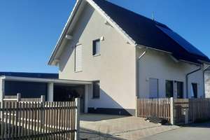 Topp Immobilie
Neuwertiges Einfamilienhaus mit Doppelgarage – Die vollständige Adresse der Immobilie erhältst du vom Anbieter., 2708 Löbau – Vorschaubild 3