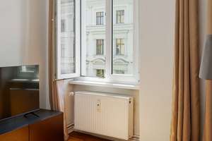 Klassische 2-Zimmer-Altbauwohnung mit großzügigem Wohnbereich und Dielenboden – Wrangelstraße 90, 10997 Kreuzberg, Berlin – Vorschaubild 4
