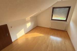 Helle 2-Zimmer-Dachgeschosswohung mit großem Balkon & schöner Ausicht – Rilkestraße 37, 72760 Betzingen, Reutlingen – Vorschaubild 4