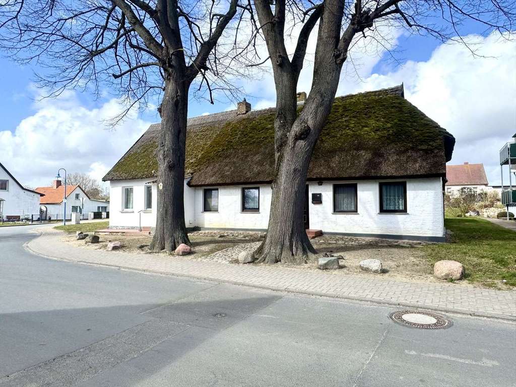Immobilie in Mönchgut - Reetgedecktes Zweifamilienhaus mit historischem Flair in einzigartiger Naturkulisse - Bild 3