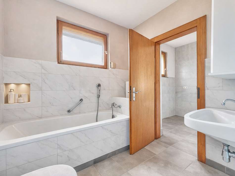 Badezimmer (digitales Staging)