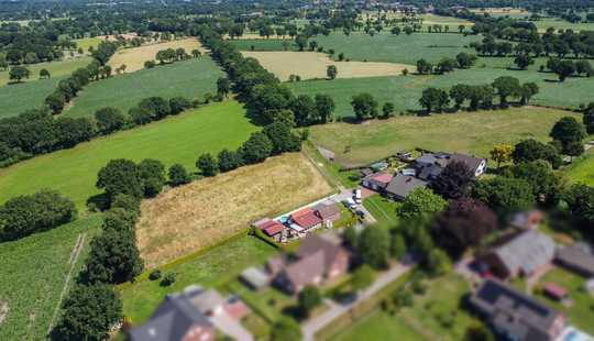 Bild von Ebenerdiges Einfamilienhaus mit Blick auf Felder und Wiesen