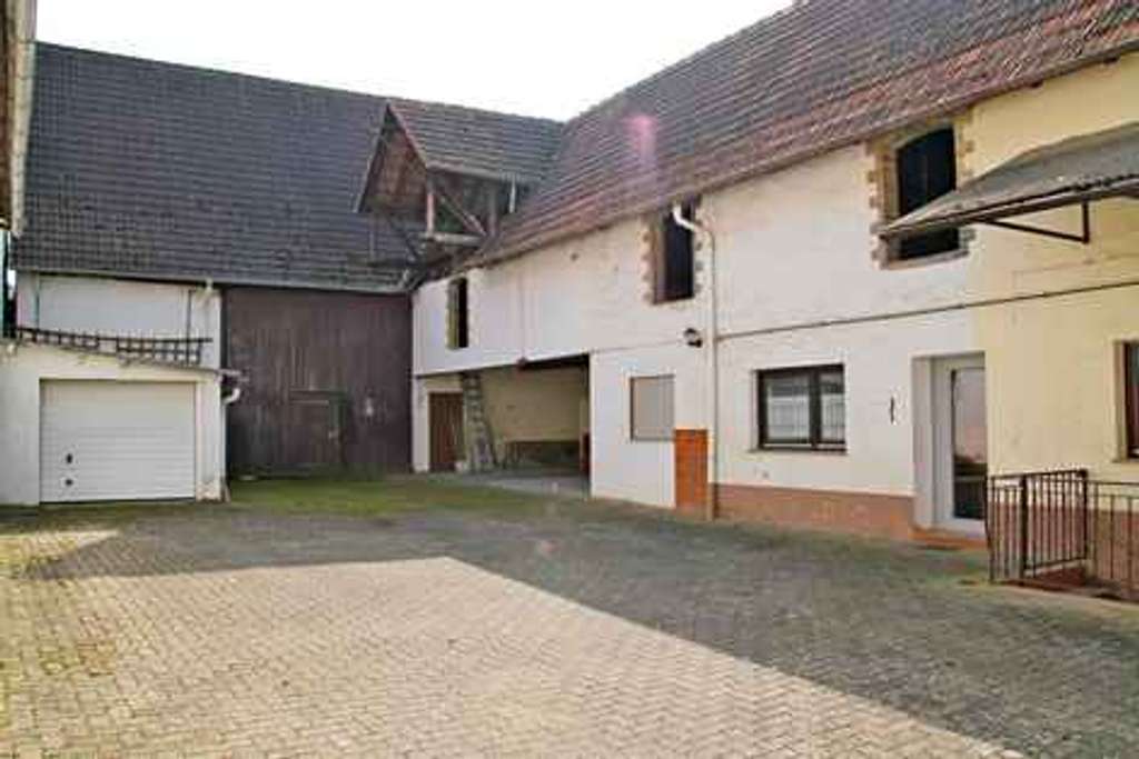 Immobilie in Freisbach - Freistehendes Einfamilienhaus mit Scheune, Hof und Südgarten in Freisbach  - Bild 1