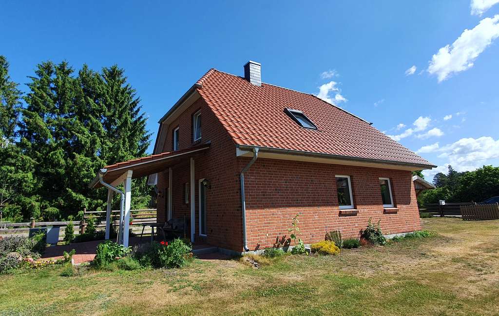 Immobilie in Dömitz - Neuwertiges EFH mit Wärmepumpe, Carport, 2 Bädern, EBK und eigenes Grünland - Bild 1