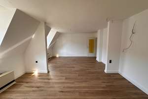 Tolle DG-Wohnung mit Aufzug, Küche und großer Terrasse