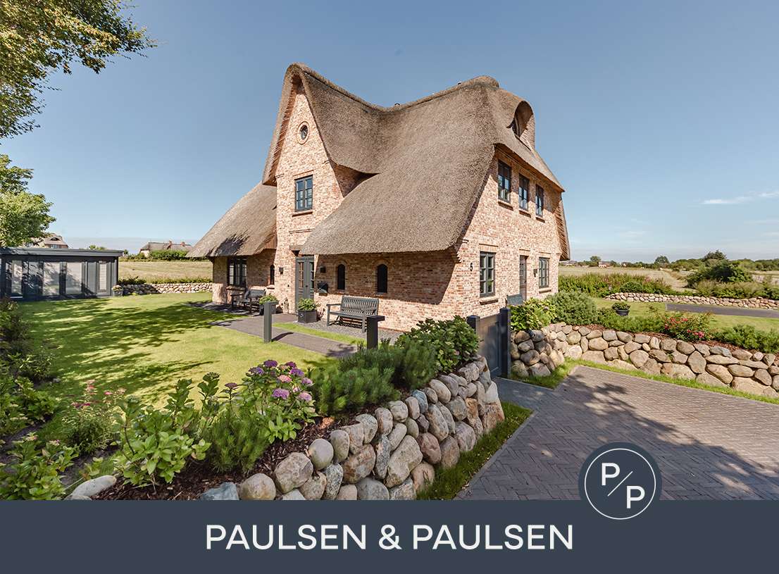 Luxurious single-family house under thatch directly on the Morsum meadows