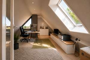 KIEL-SUCHSDORF: Großzügiges Wohnen mit Galerie, Kamin und zwei Sonnenterrassen – Die vollständige Adresse der Immobilie erhältst du vom Anbieter., 24107 Suchsdorf, Kiel – Vorschaubild 25