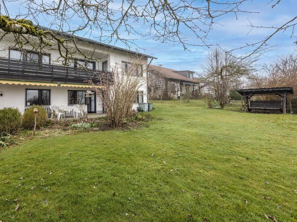 Immobilie in Altomünster - „Viel Platz mit Fernsicht“ als Ein- Zwei- bzw. Drei-Parteienhaus nutzbar - Bild 1