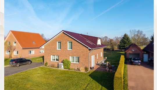 Bild von Zweifamilienhaus in ländlicher Lage – mit Wärmepumpe und großem Garten