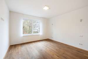 AIGNER - Stufenlos! Bezugsfreie 4-Zimmer-Wohnung mit West-Loggia und Blick ins Grüne – Die vollständige Adresse der Immobilie erhältst du vom Anbieter., 81545 Harlaching, München – Vorschaubild 6