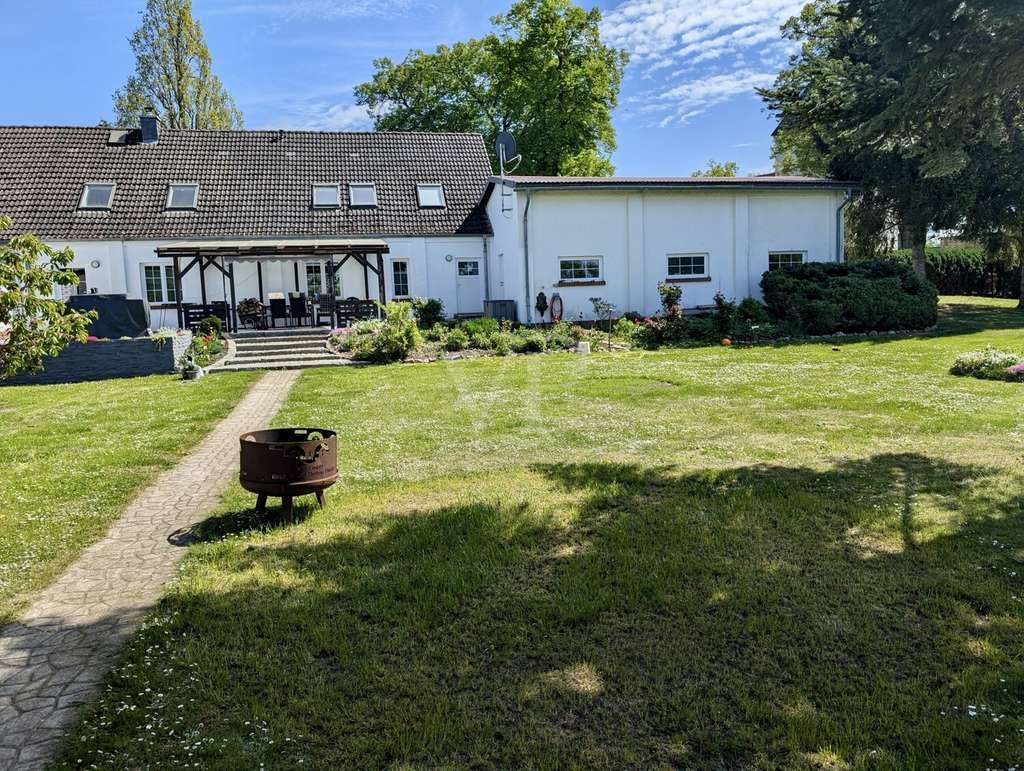 Immobilie in Schloen-Dratow - Geräumige Doppelhaushälfte auf großem Grundstück, unweit von Waren Müritz), mit Doppelgarage - Bild 2