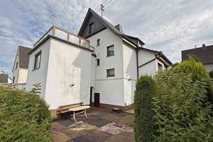 Beliebte Ortsrandlage in Wissen: älteres EFH mit Dachterrasse, Garten und zwei Garagen – Holschbacher Straße 64, 57537 Wissen – Vorschaubild 2