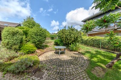 EIN- ODER ZWEIFAMILIENHAUS!
mit ca. 151 m² Wohnfläche, 590 m² Grundstück, und eine XL-Doppelgarage