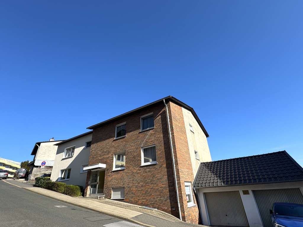 Immobilie in Velbert - ** MfH mit Entwicklungspotenzial, zwei Garagen und guter  Vermietungssituation** - Bild 0