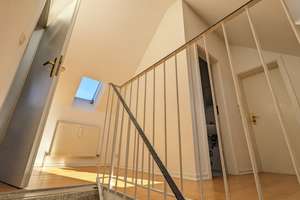 Geschmackvolle DG-Maisonette-Wohnung,offene Galerie mit 2 Zimmern, Balkon und EBK in MÜ-Nymphenburg – Die vollständige Adresse der Immobilie erhältst du vom Anbieter., 80639 Nymphenburg, München – Vorschaubild 13