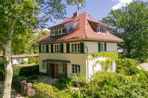 Babelsberg - Großzügige Villa aus den 1930er Jahren – mit parkähnlichen Garten und Einliegerwohnung