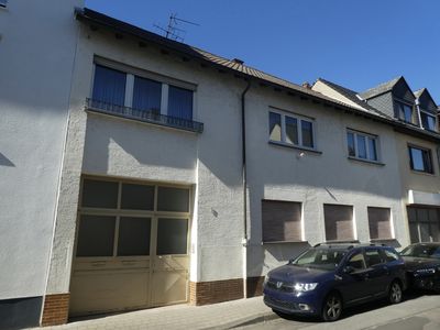 Raum für Ihre Ideen: Zweifamilienhaus mit Halle in begehrter Lage von Sandhofen!