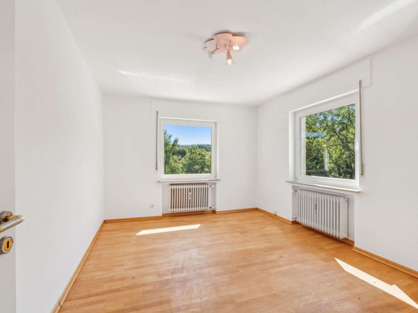 Immobilie in Hünstetten - Modernes ebenerdiges Haupthaus mit zusätzlichen 4 voll vermieteten Wohnungen in idyllischer Lage  - Bild 4