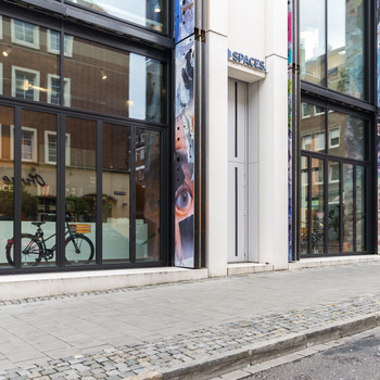 Meetings, Arbeit und Zusammenarbeit in unseren professionellen Business Center in Spaces Andreas Qua