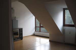 Helle 2-Zimmer Dachgeschosswohnung in Schwabing  nächst Engl. Garten u. Münchner Freiheit, Aufzug – Biedersteiner 59a, 80805 Münchner Freiheit, München – Vorschaubild 3