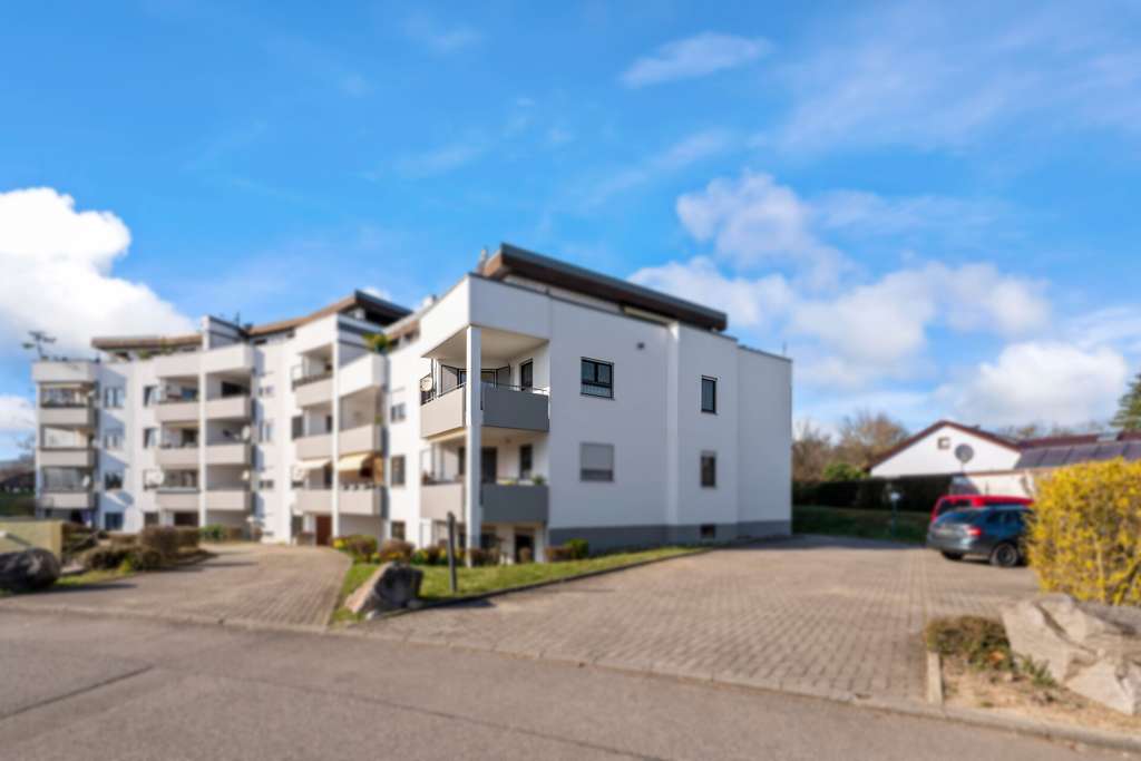 Immobilie in Efringen-Kirchen - Stilvolle 3-Zimmer-Eigentumswohnung mit Sonnenbalkon, Stellplatz und lichtdurchfluteten Räumen - Bild 0