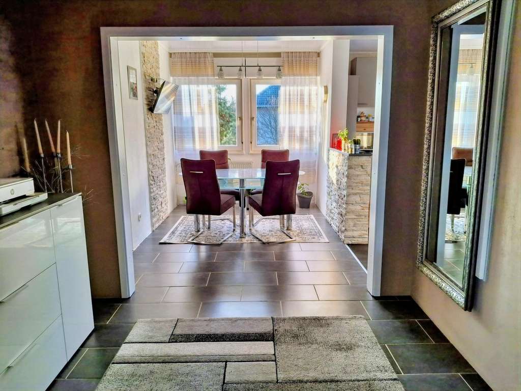 Immobilie in Ehra-Lessien - Familienfreundliches Haus in ruhiger Wohnlage.
Knisternder Kamin im Winter und sonnenverwöhnte Terr - Bild 3