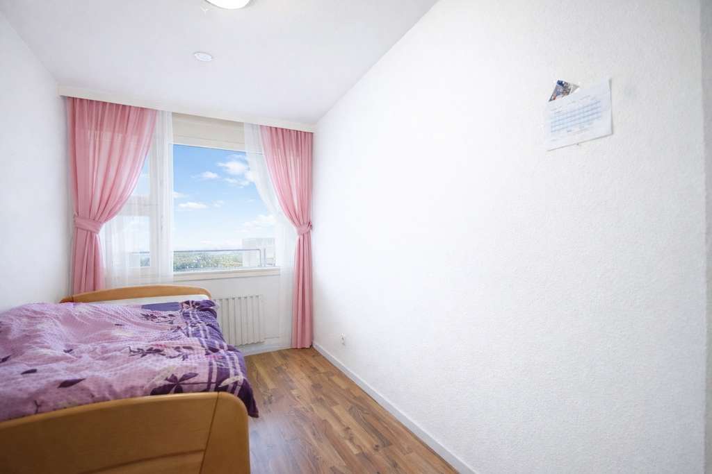 Immobilie in Pinneberg - Geräumige Wohnung mit Loggia und herrlichem Ausblick – ideal für Paare , Familien und Anleger - Bild 1