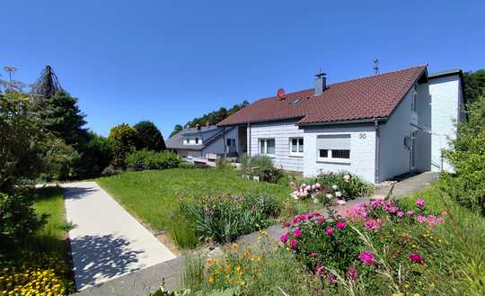 Einfamilienhaus mit Pelletheizung, 3 Garagen, 1200qm Grundstück, Koppel, Wiese und Waldrand