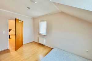 Gemütliche Dachgeschosswohnung mit Einbauküche! – Gibber Straße 31, 65203 Wiesbaden – Vorschaubild 9