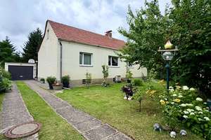 Traumhaftes Familiendomizil mit weitläufigem Eigengarten und Obstbaumbestand – Die vollständige Adresse der Immobilie erhältst du vom Anbieter., 12357 Rudow, Berlin – Vorschaubild 1