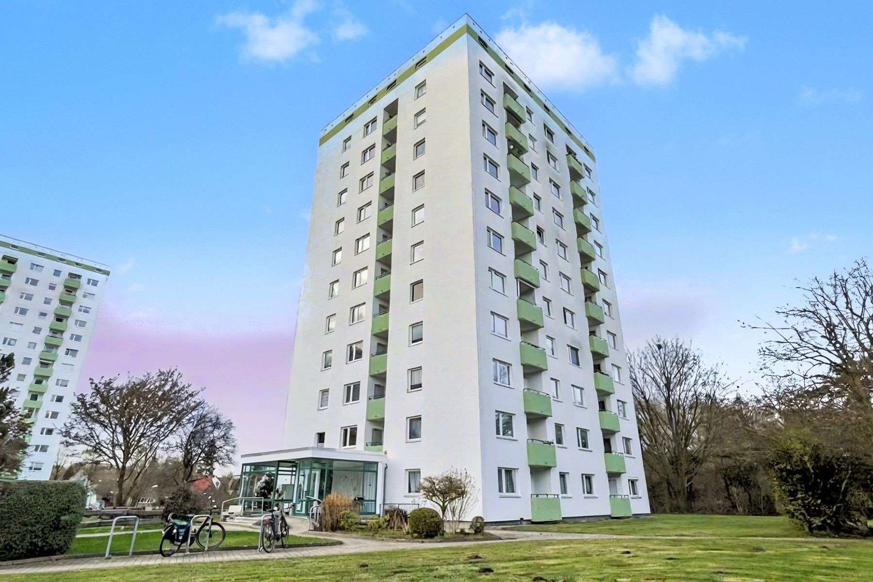 1,5 Zimmer Etagenwohnung im 2. Stock mit Loggia und Blick ins Grüne: Top Kapitalanlage, Lübeck – Bild 1