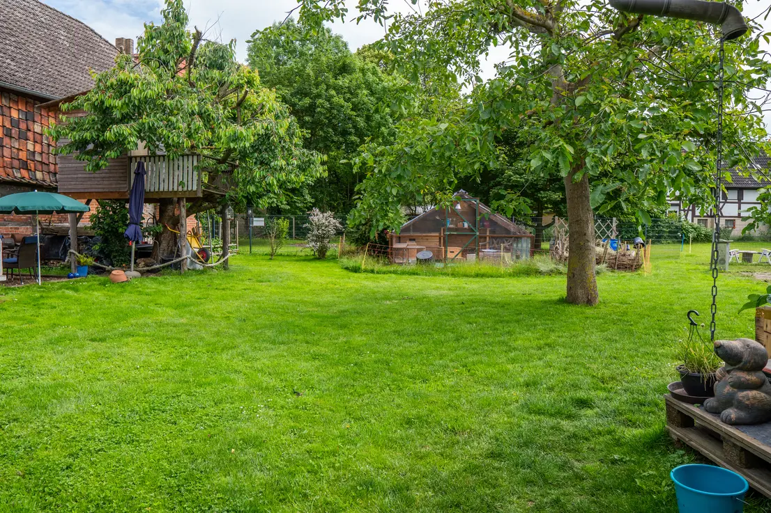 Weitläufiger Garten des Anwesens