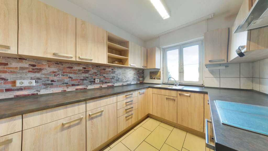 Immobilie in Neustadt an der Aisch - Reihenmittelhaus mit Garten, Wintergarten und 5 Zimmern – Haus mit Entwicklungspotenzial - Bild 1