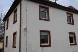 Preiswertes 5-Raum-Haus in Schwedelbach - Im Bieterverfahren - Frist: 30.11.2025 – Am Hübel 10, 67685 Schwedelbach – Vorschaubild 1