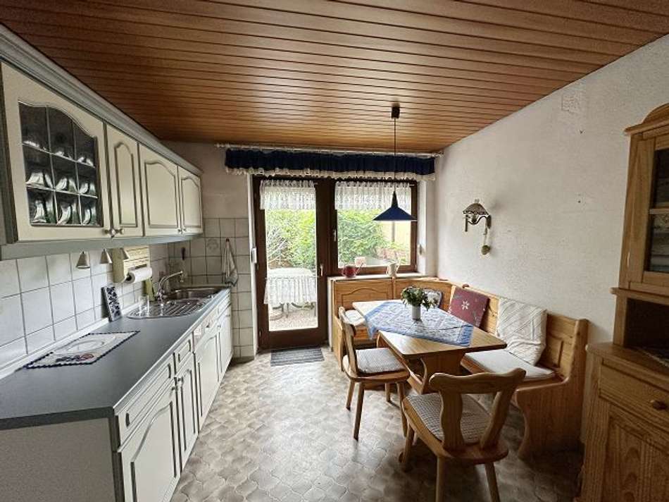 Küche mit Terrassenzugang