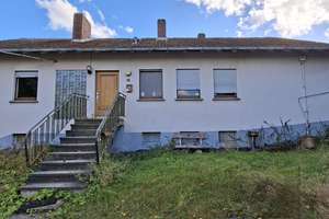 " RESERVIERT " Ländliches Anwesen mit Stallungspotenzial: 2-geschossiges Haus, große Scheune, – Die vollständige Adresse der Immobilie erhältst du vom Anbieter., 35216 Biedenkopf – Vorschaubild 1