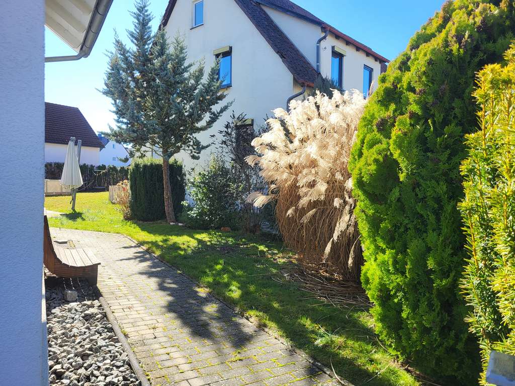 Immobilie in Nufringen - Wohlfühlen leicht gemacht - Freistehendes Einfamilienhaus mit sonnigen Terrassen und Balkonen - Bild 1