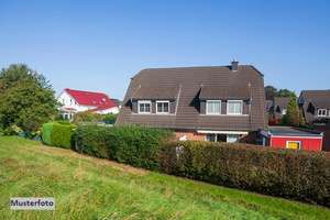 2-Familienhaus mit 2 Kellergaragen in familienfreundlicher Wohnlage