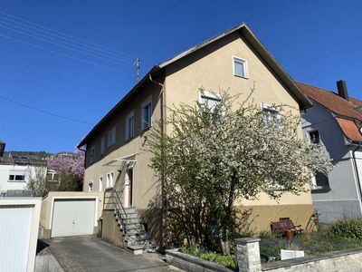 Vielseitiges Zweifamilienhaus mit Entwicklungsmöglichkeiten