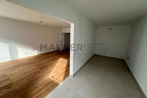 **Modernisierte 2,5-Raumwohnung mit Balkon, Einbauküche & Stellplatz in der Südvorstadt**