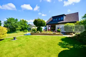 EINFAMILIENHAUS-ENSEMBLE AUF EINEM PARKÄHNLICHEN GRUNDSTÜCK MIT MASSIVEM GARTENHAUS – Segeberg (Kreis) – Vorschaubild 4