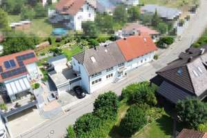 Teilmodernisiertes Zweifamilienhaus mit Terrasse, Garten, Doppelgarage und Ausbaupotenzial