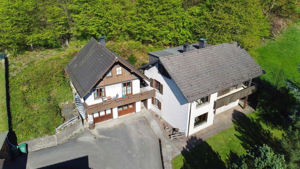 Immobilie in Schieder-Schwalenberg - Bayrischer Baustil trifft auf Gestaltungspotenzial! - Bild 1