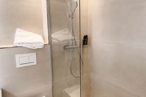 Hotel-Atmosphäre: vollausgestattetes möbliertes ehemaliges Hotelzimmer in Karlsruhe zu vermieten. – Kriegstr. 51, 76133 Innenstadt-West, Karlsruhe – Vorschaubild 5