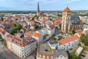 Rarität! Mit Aufzug! Großzügige Maisonette-Wohnung mit Dachterrasse in der Rostocker Altstadt – Die vollständige Adresse der Immobilie erhältst du vom Anbieter., 18055 Stadtmitte, Rostock – Vorschaubild 2